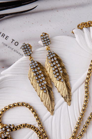 картинка Серьги Перо (кристалл белый опал, г/п: золото, 7.2х1.7 см, 10 гр.) Италия Claudio Canzian 002 02 854 ювелирный  магазин Калина являющийся официальным дистрибьютором в России 