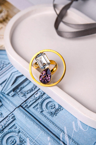 картинка Кольцо Sameera (кристалл лиловый, прозрачный, г/п: золото, d 3 см, регулир.) K.Vassou KV25.2-308363G ювелирный  магазин Калина являющийся официальным дистрибьютором в России 