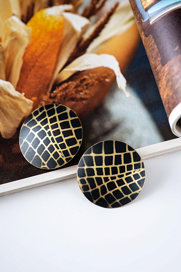 картинка Серьги Mawu (эмаль, г/п: золото, 4х4см) Katerina Vassou KV23-307130GP ювелирный  магазин Калина являющийся официальным дистрибьютором в России 