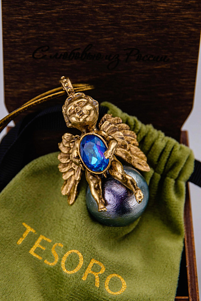 Колье Амурчик (кристалл синий, хлопк.жемчуг, н.кожа, кулон 5,5х3,7см, 80+6 см) Россия SOIN 101 01 03