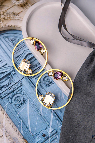 картинка Серьги Sameera (кристаллы лиловые, прозрачные, г/п: золото, d 5 см) Katerina Vassou KV25.2-308362G ювелирный  магазин Калина являющийся официальным дистрибьютором в России 