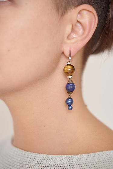 картинка Серьги (Тигровый глаз, лазурит, жемчуг Majorca, латунь. Г/п: золото.) 20119030 Россия Роман с камнем ювелирный  магазин Калина являющийся официальным дистрибьютором в России 