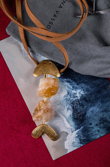 картинка Колье Skipper (друза цитрина, замша, г/п: золото, 110 см) Katerina Vassou KV25.2-303238 ювелирный  магазин Калина являющийся официальным дистрибьютором в России 