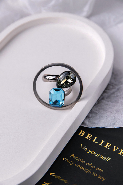 Кольцо Sameera (кристалл голубой, прозрачный, г/п: серебр, d 3 см, регулир.) K.Vassou KV25.2-308363S