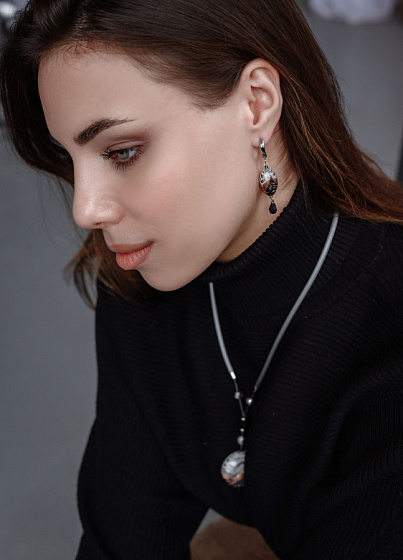 картинка Серьги Venezia Oliva белая, черная/серый Италия ENZO BENZO  ювелирный  магазин Калина являющийся официальным дистрибьютором в России 