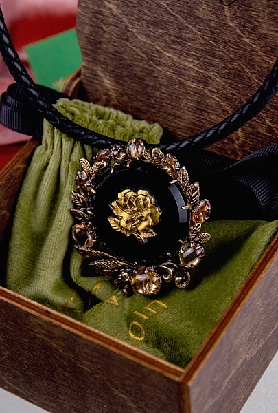 Колье Винтажная камея Роза (цирконий, н.кожа, кулон 5х5,5 см, 49+5 см) Россия SOIN 101 01 10