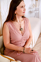 Подвеска (кукла Мадлен в черной юбке с вышивкой и жилетке, золот.) MIA-2408-CL7415 Франция MiAmelie