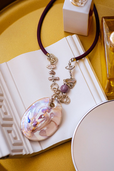 Колье Selena молочный, пудровый/сливовый, перламутр ENZO BENZO Италия