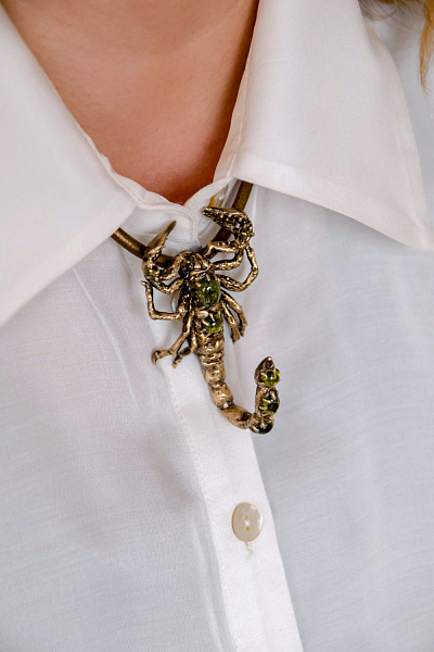 Колье Скорпион (цирконий зеленый, н.кожа, кулон 6,5х4 см, 49+5 см) Россия SOIN 101 01 09