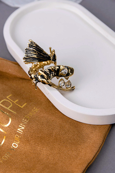 картинка Кольцо Рыба (кристаллы прозрачные, г/п: золото, регулир.) Греция Kalliope 022 01 062 ювелирный  магазин Калина являющийся официальным дистрибьютором в России 