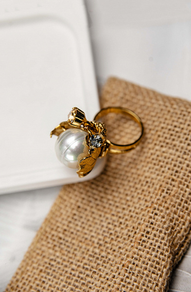 Кольцо (Жемчуг Майорка, кристаллы, 2,2х2,2х1.9 см) Италия Claudio Canzian  002 01 139