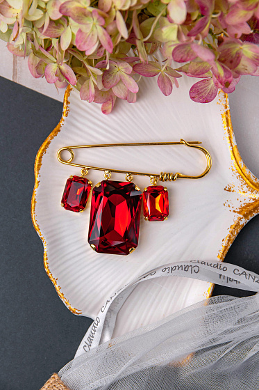 картинка Брошь Valentino Rosso (кристаллы красные, 8х5.5 см, 17 гр.) Италия Claudio Canzian 002 11 193 ювелирный  магазин Калина являющийся официальным дистрибьютором в России 