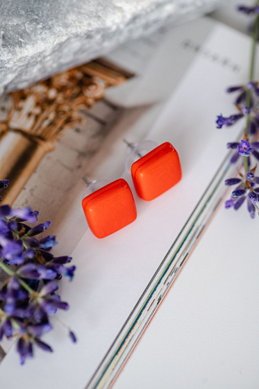 картинка Пусеты Sandro Quadro красный матовый 1,3х1,3 см Италия ENZO BENZO  ювелирный  магазин Калина являющийся официальным дистрибьютором в России 