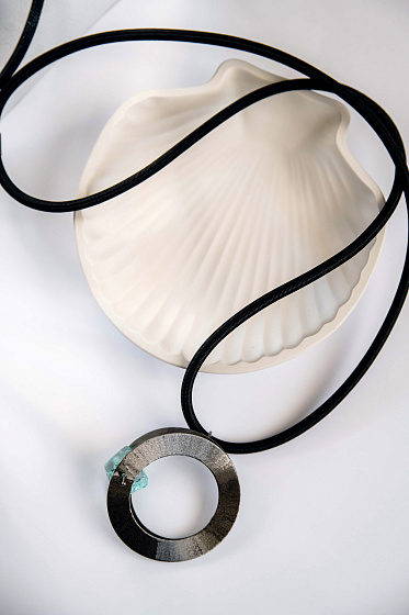 картинка Колье (аквамарин, шнур: черный г/п: серебро) Katerina Vassou KV23.2-302008 ювелирный  магазин Калина являющийся официальным дистрибьютором в России 