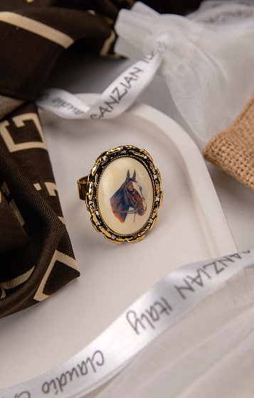 картинка Кольцо Лошади (керамика 3,2х2,4 см, регулируется) Италия Claudio Canzian 002 01 570 ювелирный  магазин Калина являющийся официальным дистрибьютором в России 