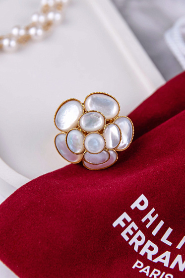 картинка Кольцо (перламутр, г/п: золото. 3.5х3.5 см) Франция Philippe Ferrandis MISS CAMELIA MC51 ювелирный  магазин Калина являющийся официальным дистрибьютором в России 
