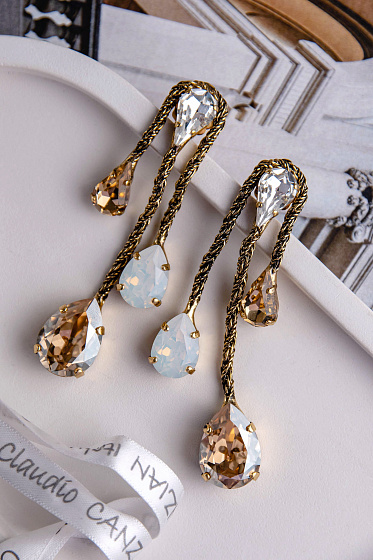 картинка Серьги Хромосомы (кристаллы медовые, белый опал, 7х1,5 см, 18 гр.) Италия Claudio Canzian 002 02 877 ювелирный  магазин Калина являющийся официальным дистрибьютором в России 