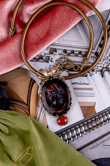 картинка Колье Винтажная камея (н.кожа, кулон 6,5х3,5см, 50+4 см) Россия SOIN 101 01 04 ювелирный  магазин Калина являющийся официальным дистрибьютором в России 