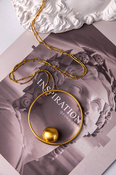 картинка Колье Vault (г/п: золото, d 6.5 см, 82 см) Katerina Vassou KV25.2-401409G ювелирный  магазин Калина являющийся официальным дистрибьютором в России 