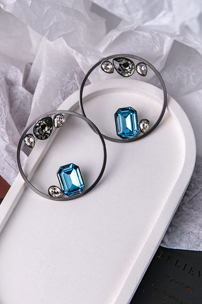 Серьги Sameera (кристаллы голубые, прозрачные, г/п: серебро, d 5 см) Katerina Vassou KV25.2-308362S