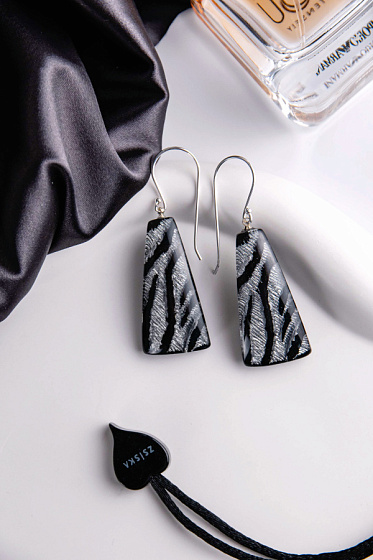 картинка Серьги Amal черный, серебро, 3.8x1.7см., Голландия ZSISKA 2440502SP01Q00 ювелирный  магазин Калина являющийся официальным дистрибьютором в России 