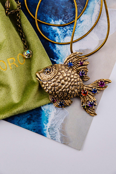 Колье Золотая рыбка (цирконий, натуральная кожа, кулон 7,5х5,8 см, 80+6 см) Россия SOIN 101 01 02