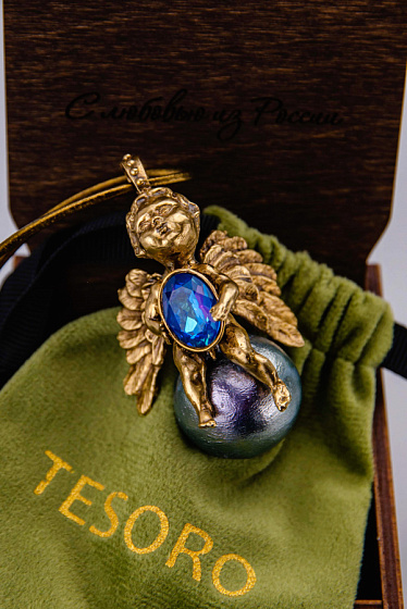 картинка Колье Амурчик (кристалл синий, хлопк.жемчуг, н.кожа, кулон 5,5х3,7см, 80+6 см) Россия SOIN 101 01 03 ювелирный  магазин Калина являющийся официальным дистрибьютором в России 