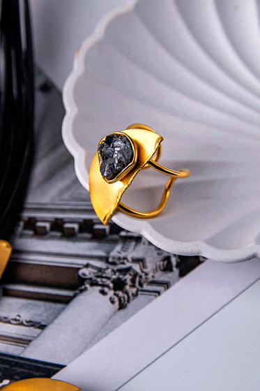 картинка Кольцо Luiana (пирит, г/п: золото, 3х1.5 см) Katerina Vassou KV25 2-308315G ювелирный  магазин Калина являющийся официальным дистрибьютором в России 