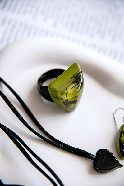 Кольцо Illucion зеленый р.17.5 3х3,5 см Голландия ZSISKA