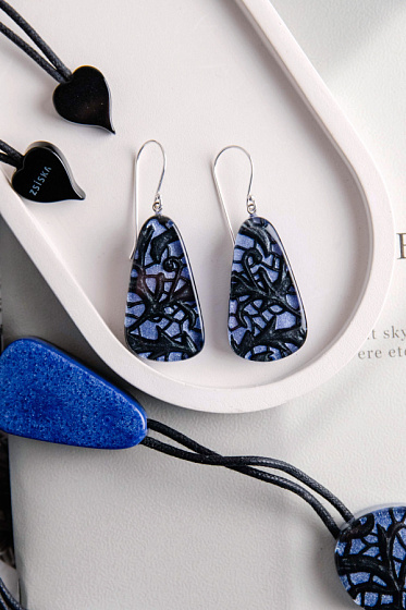 картинка Серьги Peace черный, лаванда, 4x2 см., Голландия ZSISKA 4450501LAVEQ00 ювелирный  магазин Калина являющийся официальным дистрибьютором в России 