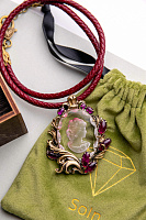 Колье Инталия (стекло фуксия, н.кожа, кулон 6х4,5см, 49+5 см) Россия SOIN 101 01 06