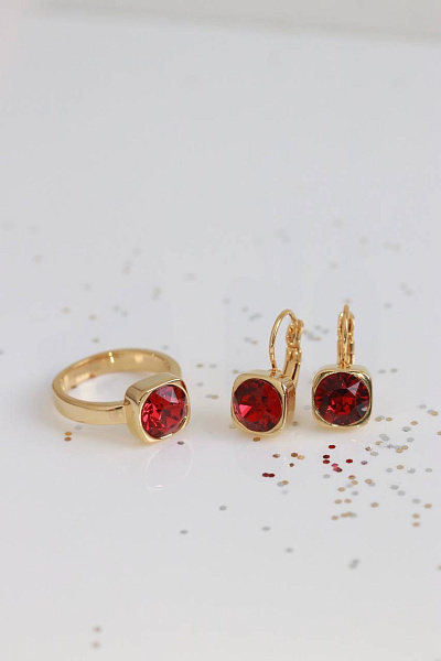 Кольцо Теннис (кристаллы красные, г/п: золото 8 мм, р.17) Uvelina SW00 0010G-276R