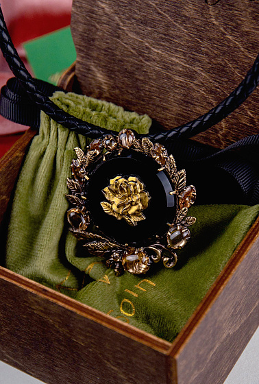 картинка Колье Винтажная камея Роза (цирконий, н.кожа, кулон 5х5,5 см, 49+5 см) Россия SOIN 101 01 10 ювелирный  магазин Калина являющийся официальным дистрибьютором в России 