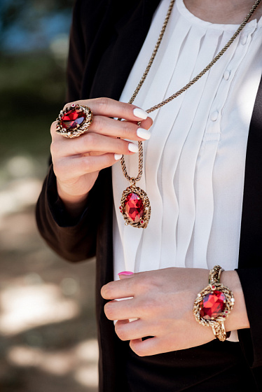 картинка Кольцо (красный кристалл) Италия  Claudio Canzian 002 01 224 ювелирный  магазин Калина являющийся официальным дистрибьютором в России 