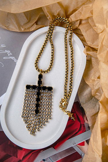 картинка Колье Крест (кристаллы черные, прозрачные, г/п: золото, 9х3,8 см) Италия Claudio Canzian  002 05 726 ювелирный  магазин Калина являющийся официальным дистрибьютором в России 