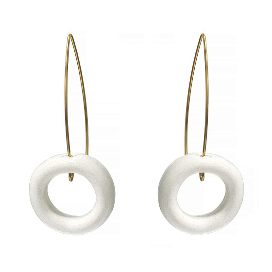 картинка Серьги (керамика белые, г/п: золото,5.5х2.4см) Испания 01902027 ювелирный  магазин Калина являющийся официальным дистрибьютором в России 