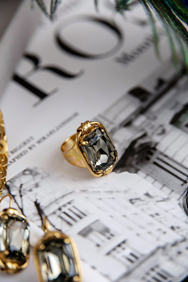 картинка Кольцо Олеся (кристалл графит, г/п: золото) Италия  Claudio Canzian 002 01 039 ювелирный  магазин Калина являющийся официальным дистрибьютором в России 