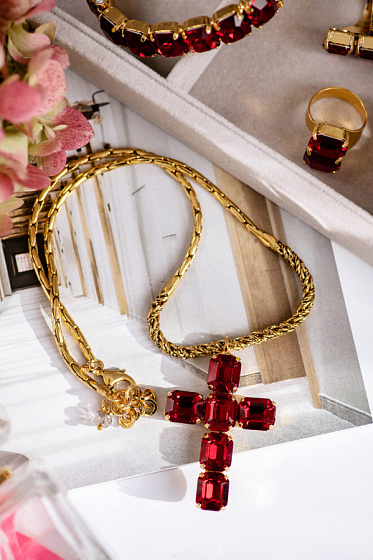 картинка Колье Крест Энигма (кристалл красный, 5х3,4 см, 52 см регулирует) Италия  Claudio Canzian 002 05 613 ювелирный  магазин Калина являющийся официальным дистрибьютором в России 