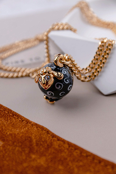 картинка Колье Овечка (эмаль, кристаллы Swarovski, 88 см, 2.5х2.2 см) Италия ANNIBALE BALDINI 007 05 155 ювелирный  магазин Калина являющийся официальным дистрибьютором в России 