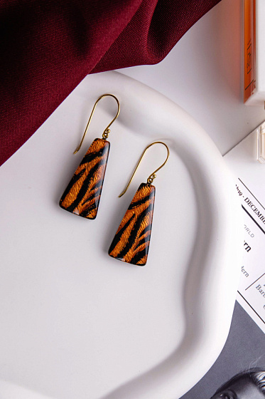 картинка Серьги Amal черный, оранжевый, 3.8x1.7см., Голландия ZSISKA 2440502ORANQ00 ювелирный  магазин Калина являющийся официальным дистрибьютором в России 