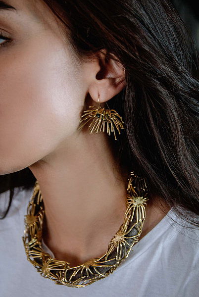 Колье (хлопковая нить -бежевая, г/п: золото, 49х2,5 см) Греция Kalliope 002 05 060