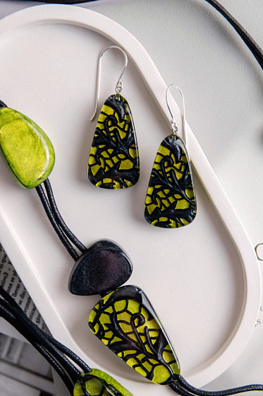 картинка Серьги Peace черный, лайм, 4x2 см., Голландия ZSISKA 4450501GREEQ00 ювелирный  магазин Калина являющийся официальным дистрибьютором в России 