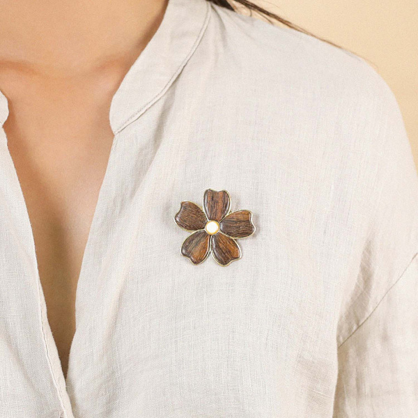 Брошь Botanic (перламутр, эбеновое дерево, г/п: золото, 4,5х4,8 см) 10-23934 Франция Nature Bijjoux 