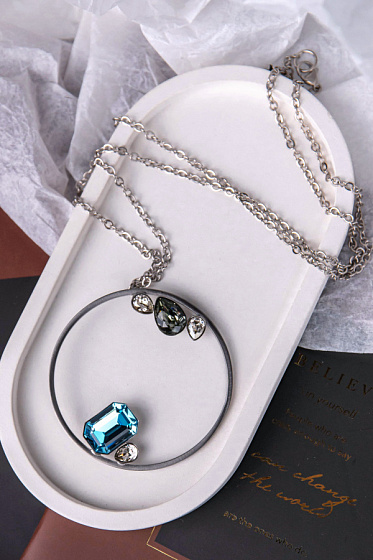 картинка Колье Sameera (кристалл голубой, прозрачный, г/п: серебро, d 6.5 см, 85 см) K.Vassou KV25.2-308360S ювелирный  магазин Калина являющийся официальным дистрибьютором в России 