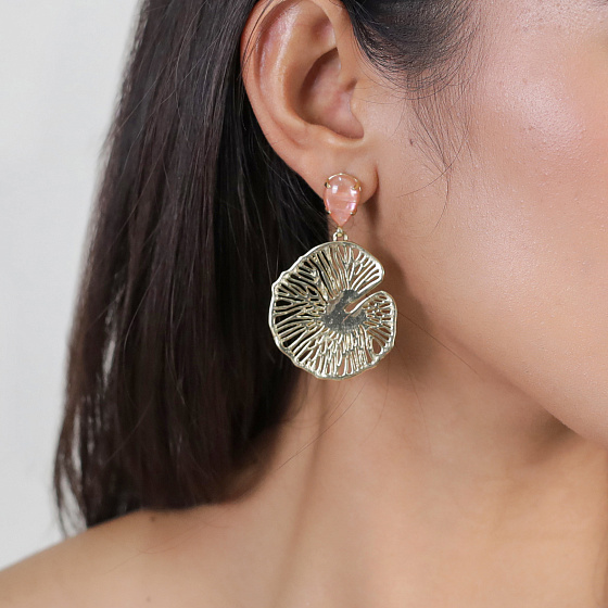 картинка Серьги WATER LILY (кристалл персиковый, г/п: золото,16,35 гр,5 см) 12--32092 Франция Ori-Tao ювелирный  магазин Калина являющийся официальным дистрибьютором в России 