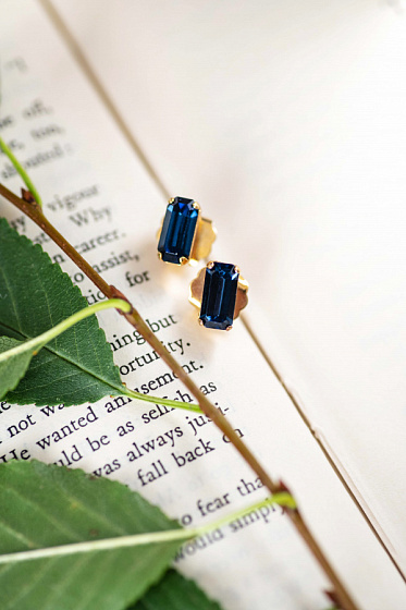 картинка Пусеты (багетный кристалл - цвета сапфир) Италия Claudio Canzian 002 02 559 ювелирный  магазин Калина являющийся официальным дистрибьютором в России 