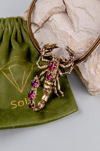 Колье Скорпион (цирконий фуксия, н.кожа, кулон 6,5х4 см, 49+5 см) Россия SOIN 101 01 08