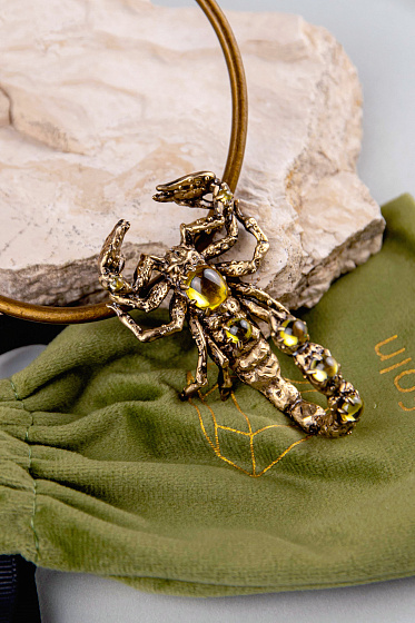 картинка Колье Скорпион (цирконий желтый, н.кожа, кулон 6,5х4 см, 49+5 см) Россия SOIN 101 01 07 ювелирный  магазин Калина являющийся официальным дистрибьютором в России 