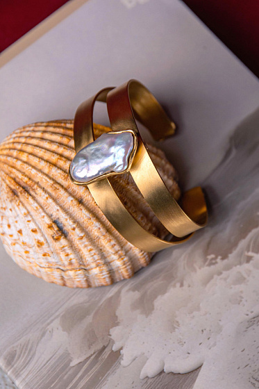 картинка Браслет Levy (кафф с жемчугом, г/п: золото) Греция Katerina Vassou KV25.2-308790G ювелирный  магазин Калина являющийся официальным дистрибьютором в России 