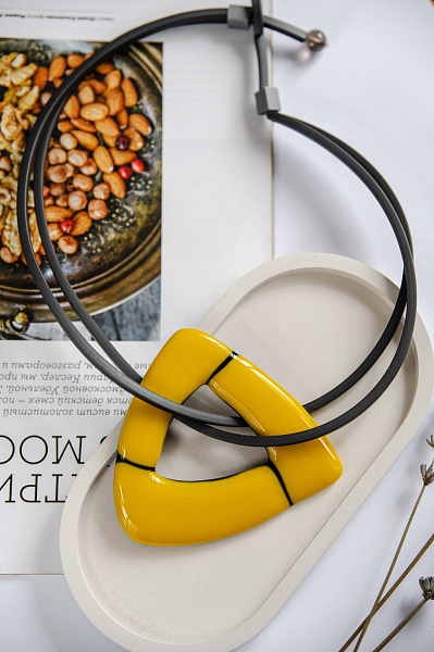 Колье Boomerang графит/желтая Италия ENZO BENZO 